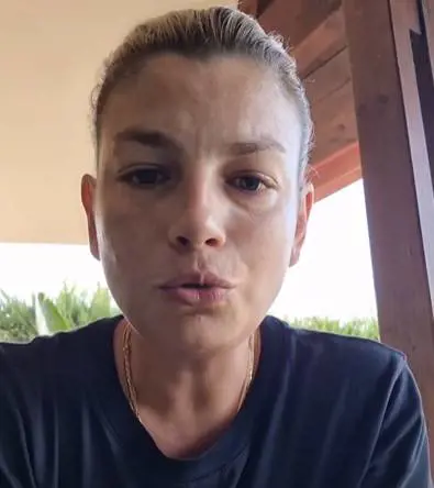 "Scaricatore di porto". I pesanti insulti rivolti ad Emma