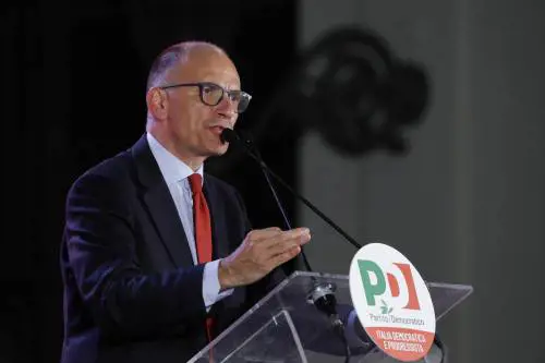 "Votate Pd altrimenti...". Letta gioca la carta del reddito grillino al Sud