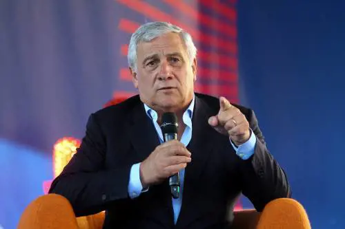Migranti, Tajani sferza la Francia: "Non scarichi su di noi i suoi problemi"
