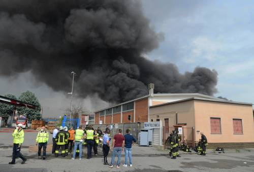 "Tre botti spaventosi e una nube nera in cielo" Incubo di fuoco a Milano