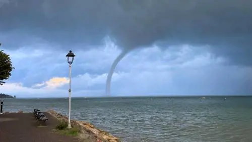 Maltempo, tromba d'aria sul lago di Garda