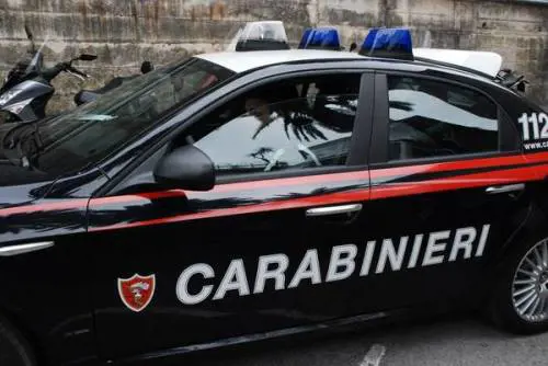 Una volante dei carabinieri (foto di repertorio)