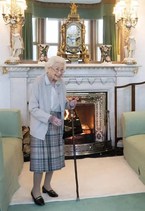 I lividi e il bastone: i dettagli dell'ultima apparizione della Regina