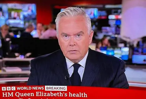 I conduttori della Bbc in diretta tv vestiti di nero
