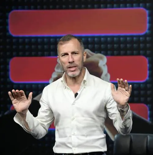 Tim apre l'asta per la rete. Conti in rosso