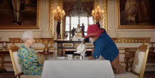 L’addio dell’orsetto Paddington alla regina Elisabetta: "Grazie di tutto"