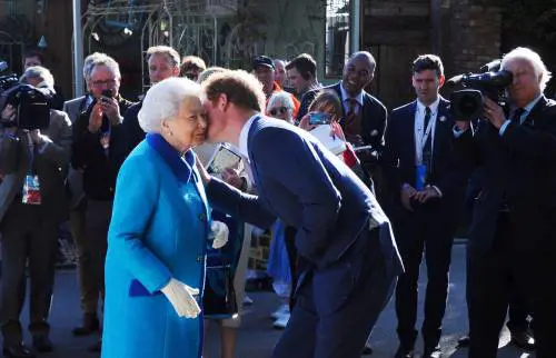 "Harry fuori dal testamento". La decisione della regina verso il nipote