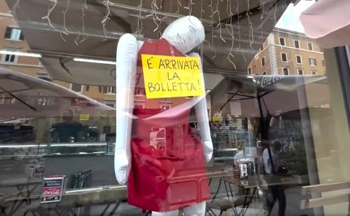 Manichino impiccato in vetrina: la protesta choc di una barista