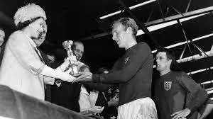La sovrana consegna la coppa Rimet al capitano Bobby Moore 