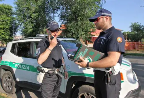 Gira nudo per strada e nei negozi: la follia dell'immigrato già espulso