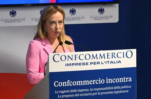 Piccolo fuori programma della Meloni sul palco di Confcommercio