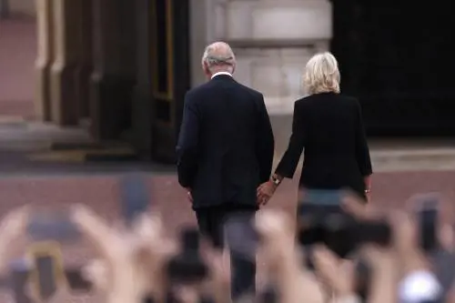 Il grazie alla madre, Harry e Meghan, l'amore per Camilla: il discorso di Carlo III