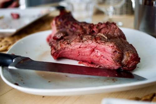 Rivolta contro la carne sintetica: raccolta firme per salvare la bistecca