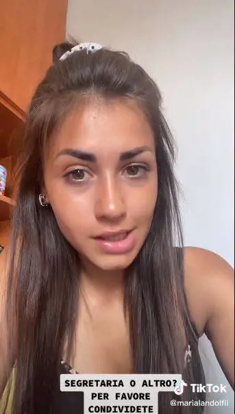Si candida come segretaria e le chiedono di fare la escort