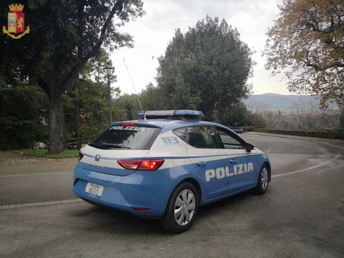 Una volante della polizia a Firenze (foto repertorio)