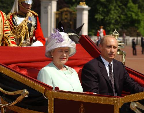 No di Putin ai funerali: l'ultimo sfregio dello Zar a Elisabetta II