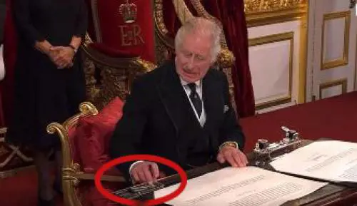 Imprevisto durante la proclamazione: imbarazzo per re Carlo III