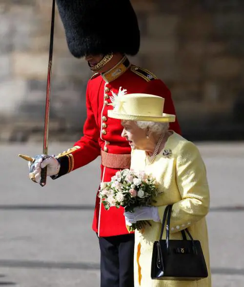 L'ipotesi della caduta: cosa c'è dietro la morte di Elisabetta II