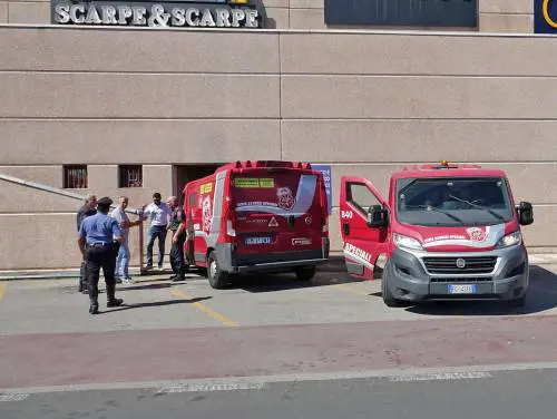 Sparatoria con due feriti al centro commerciale
