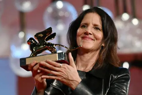 Leone d'oro a un documentario. Guadagnino vince la miglior regia