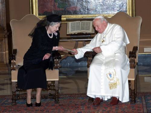 Dal tè con Wojtyla al whisky per Bergoglio: Elisabetta, una regina tra i papi