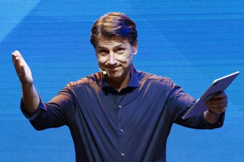 Tutte le piroette di Conte sulle alleanze: cosa non fa per un pugno di voti