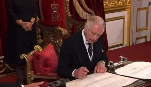 Carlo III e quella R: perché il nuovo re firma così