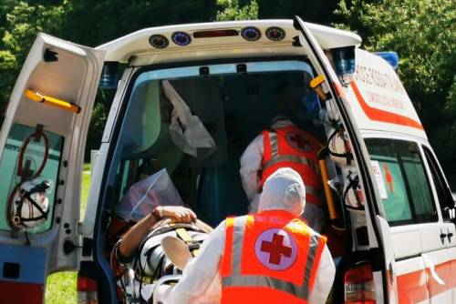 Un uomo soccorso in ambulanza (foto di repertorio)