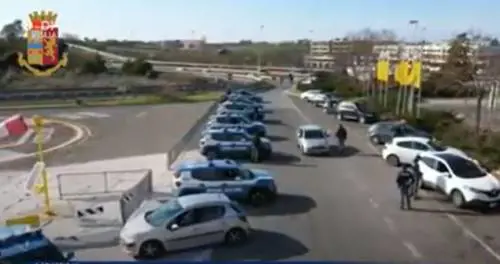 Mazze e manganelli: violenta rissa tra due famiglie di romeni al supermercato