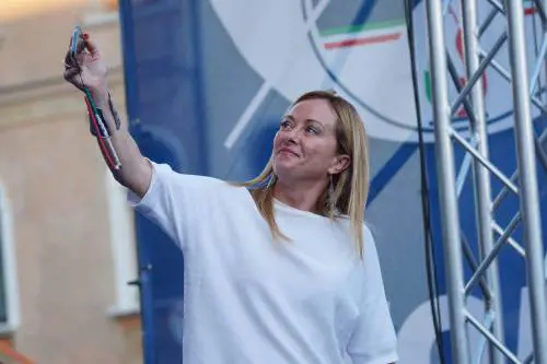 Meloni: "Sinistra indegna: così costruiscono il mostro"