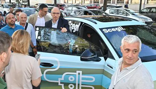 Letta fa l'ecologista ma pure il bus elettrico lo lascia a piedi
