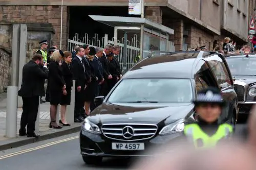 L'ultimo viaggio della Regina. Ma il Commonwealth vacilla mentre Carlo incontra i leader