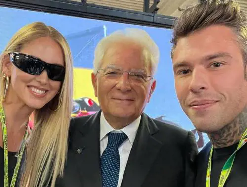 "Cafoni, irrispettosi". Ferragnez nella bufera per il selfie con Mattarella