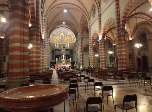 "Servo del potere". Fedele aggredisce il prete per le norme anti-Covid