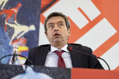 Il ministro in piazza contro se stesso 