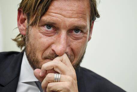 "Fermati e chiedi scusa". I vip contro Francesco Totti 