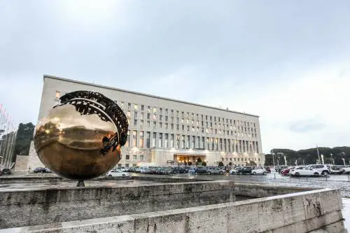 Pro-Gaza tentano di tingere bandiera Israele alla Farnesina: polizia lo impedisce