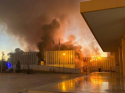 Vasto incendio all’ospedale di Barletta, pazienti in salvo