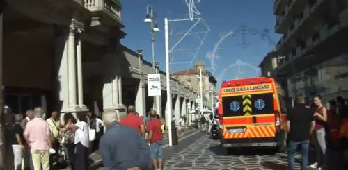 A folle velocità nella zona pedonale: investe i pedoni e fugge