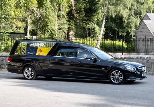 “Non è un’auto britannica”. Polemica sul carro funebre della Regina