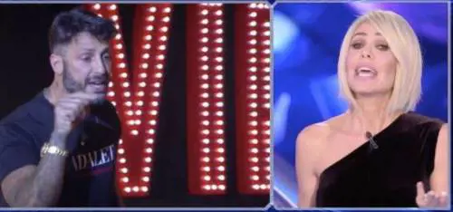 "Ho le prove dei tradimenti, Totti mi ha scritto". E Fabrizio Corona viene censurato