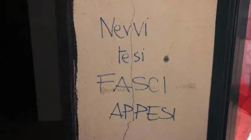 “Nervi tesi, fasci appesi”. Ancora minacce e insulti contro Fdi