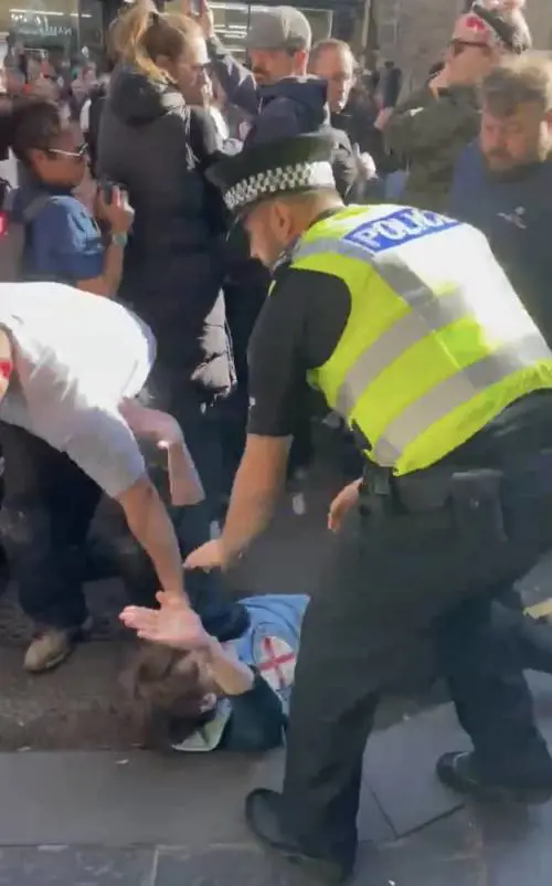 "Vecchio malato": le urla contro il principe Andrea scatenano il caos