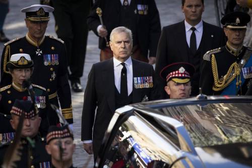 "Le autorità lo hanno protetto dallo scandalo": bufera sul principe Andrea