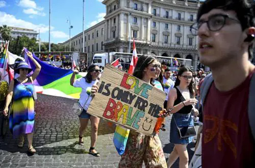 "Usa i bambini per attaccare noi". Le Famiglie Arcobaleno contro la Meloni