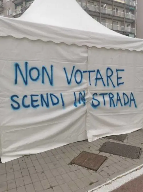 Gazebo di Forza Italia vandalizzato a Milano