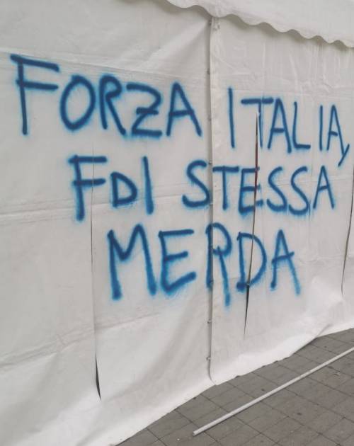 "Merde...". Vandalizzato il gazebo di Forza Italia a Milano