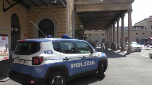 Una volante della polizia alla stazione centrale di Bologna