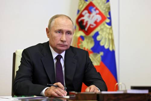 Putin: "Sforzi per chiudere la guerra prima possibile". Ma minaccia l'escalation