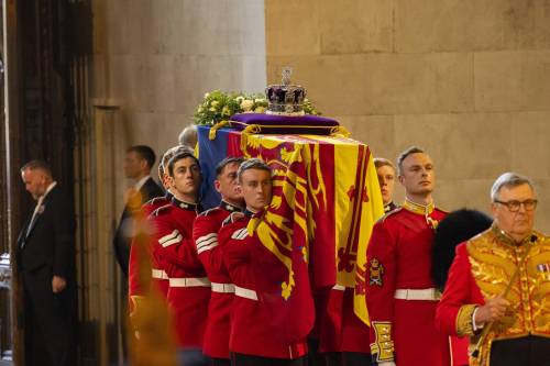 Londra si ferma per piangere la Regina